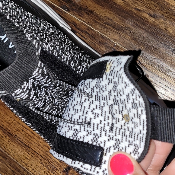 💕CALVIN KLEIN WOMEN'S HUE CRYSTAL STRETCH KNIT/NYLON BLACK FASHION SNEAKERS💕10 - Picture 16 of 17